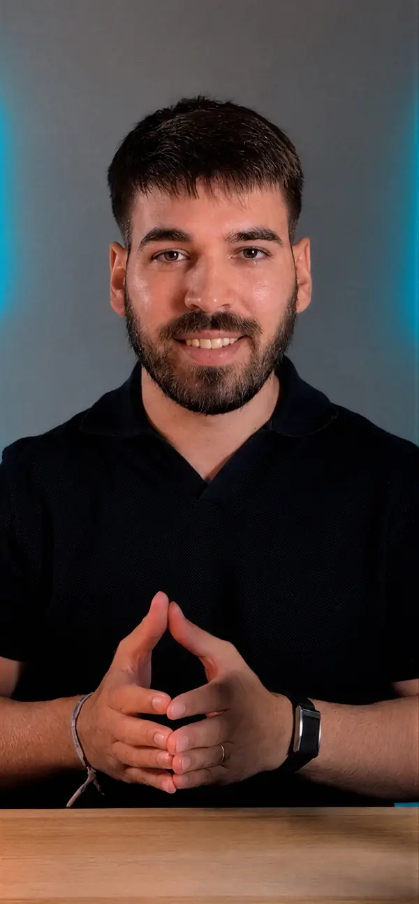 Gabriel García hablando a cámara en su estudio