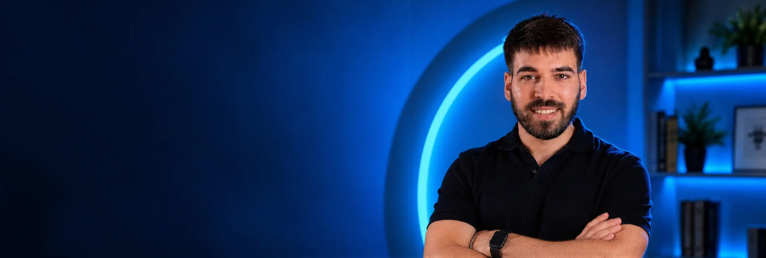 Gabriel García, con los brazos cruzados, en su estudio iluminado en azul