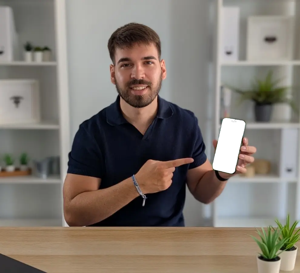 Gabriel García enseñando la web de EDIF en su móvil