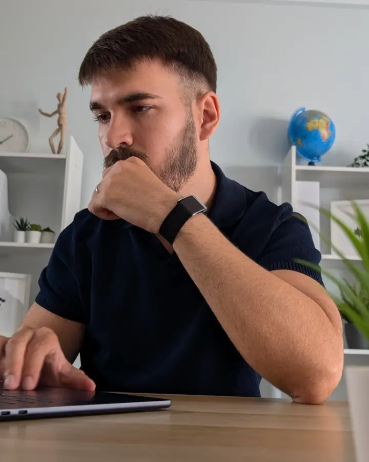 Gabriel García trabajando concentrado frente a su portátil