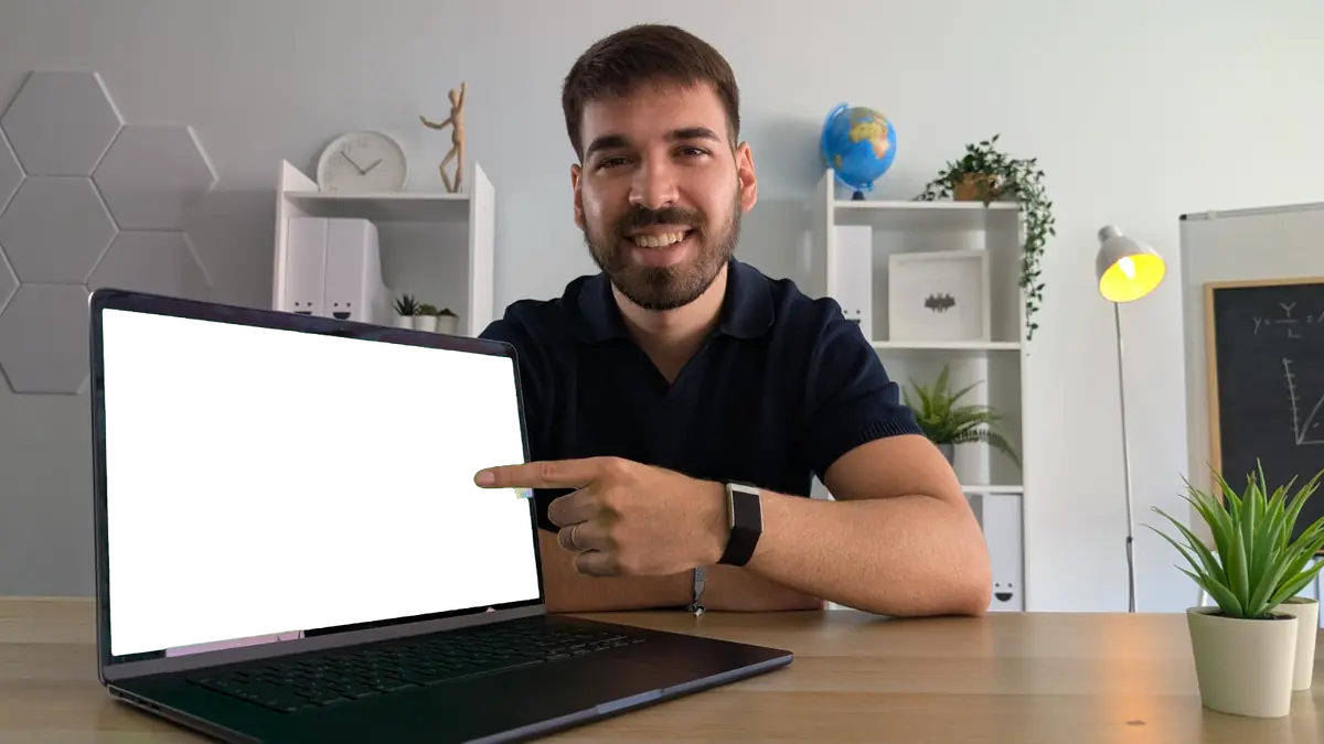 Gabriel García señalando la web de EDIF en su portátil